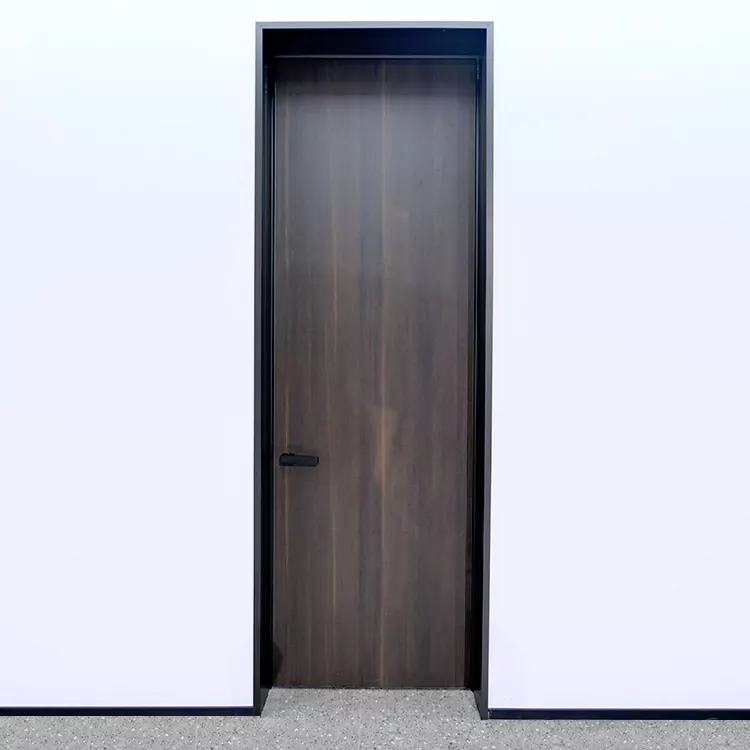 O que torna uma porta giratória de núcleo sólido resistente ideal para edifícios comerciais?